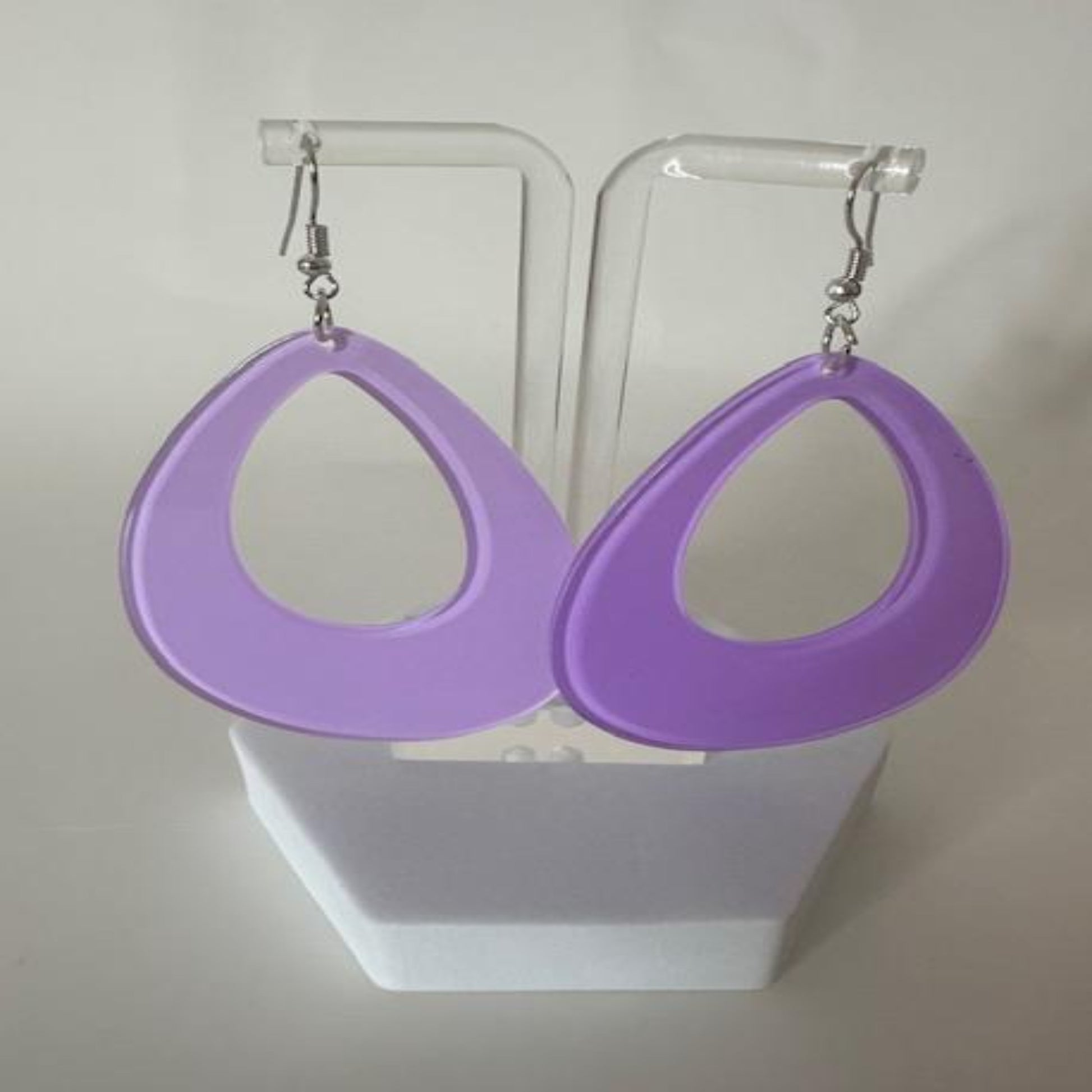 Purple fish hook earrings Acrylic
3.5 inch length
.22 oz