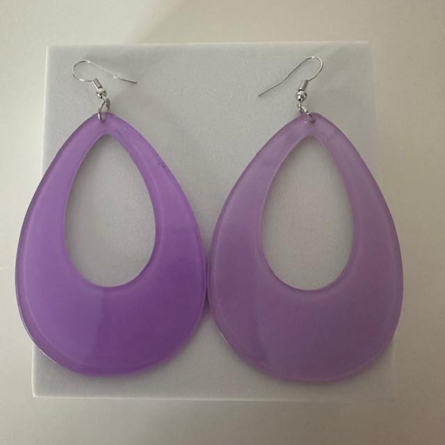 Purple fish hook earrings Acrylic
3.5 inch length
.22 oz