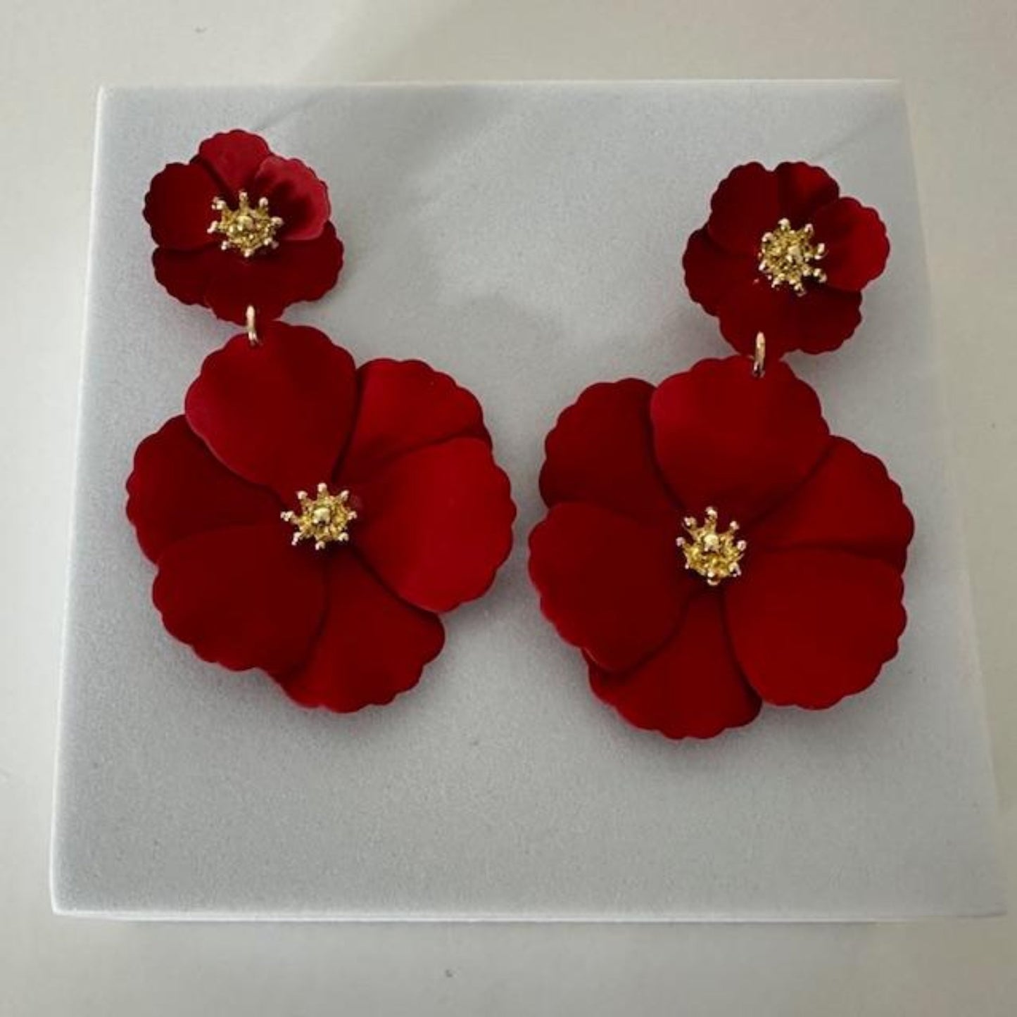 Red  flowers earrings 
Alloy
2.5 inches length
0.6 oz